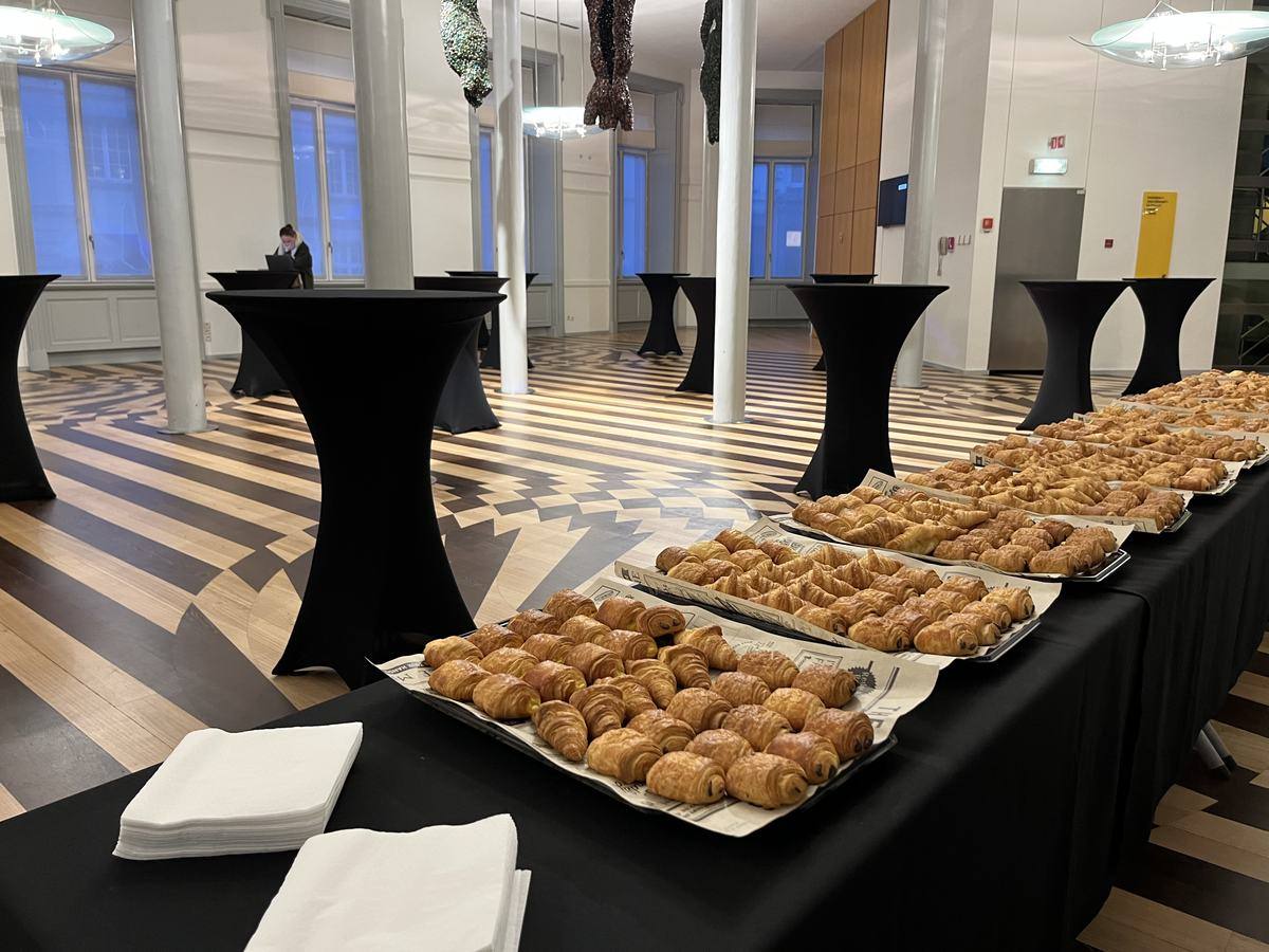 Ontbijt klaargezet op locatie