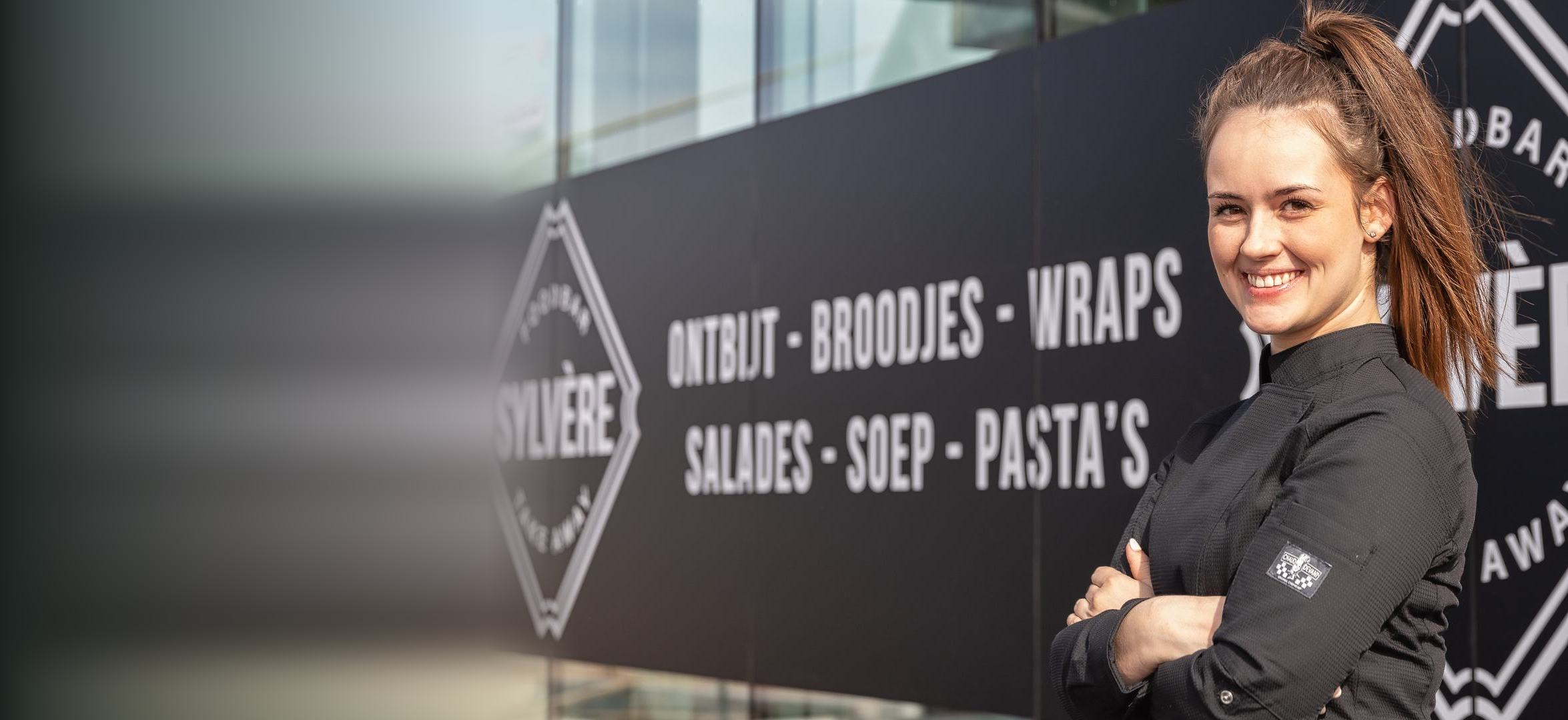 Manon voor de gevel van Foodbar Sylvère in Gistel